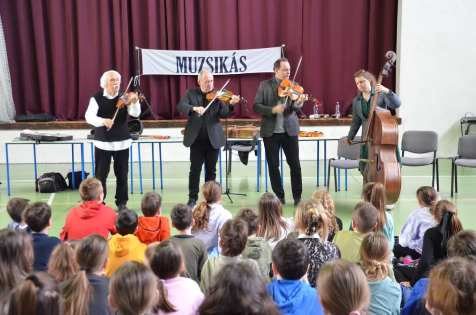 Rendhagyó énekóra a Muzsikás együttessel a Koch Valéria Iskolaközpontban
